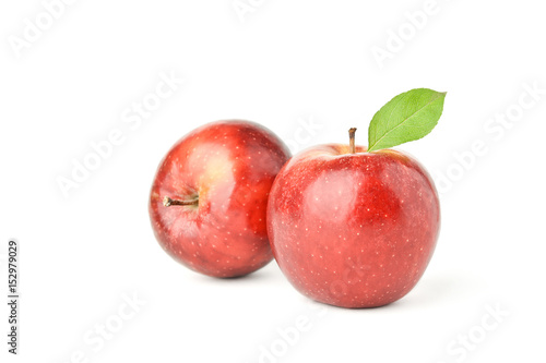 Zwei rote Äpfel vor weißem Hintergrund