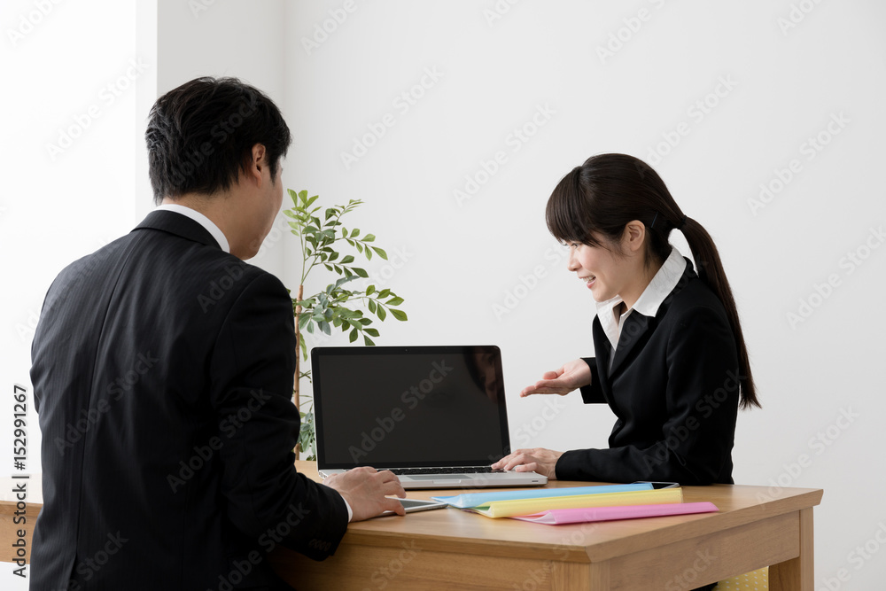 Obraz premium 打ち合わせするビジネスマンとビジネスウーマン