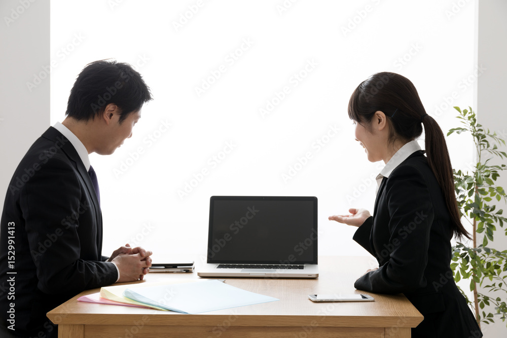 Obraz premium 打ち合わせするビジネスマンとビジネスウーマン