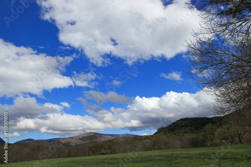 Ciel et nuages dans un paysage des Pyrénées audoises, Occitanie dans le sud de la France
