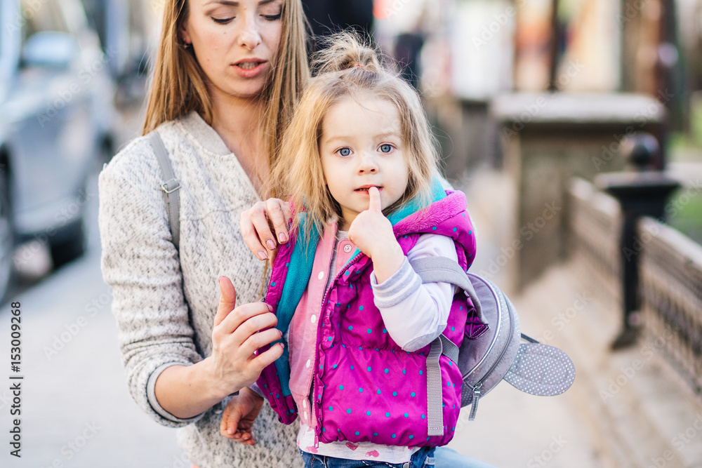 Obraz premium Mom and daughter spend time together
