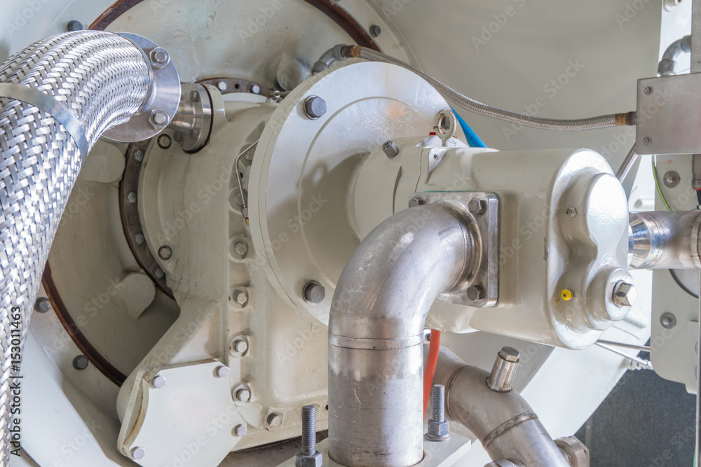 Gear pump and bearing housing at air intake of power turbine engine