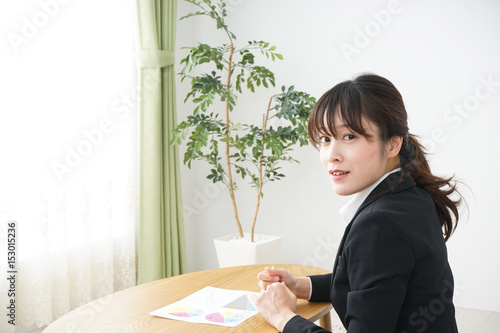 自宅で在宅ワークをする若い女性 Young woman working at home