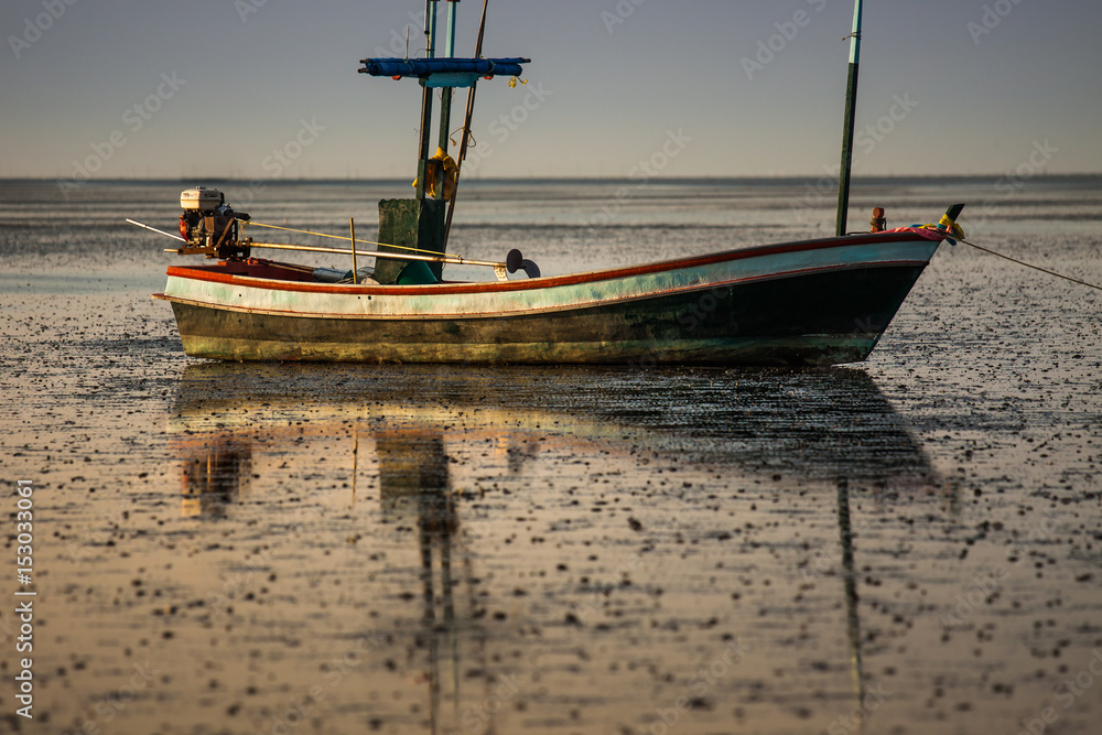 Fototapeta premium Fishing boat on the ground at low tide.