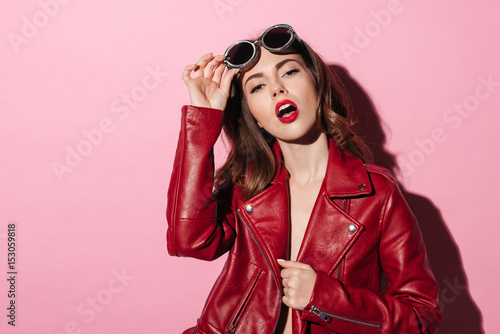 Bild auf Leinwand Pretty stylish girl in sunglasses and leather jacket posing