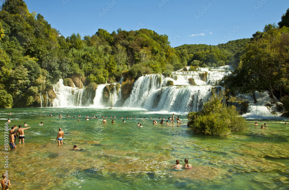 Plakat Tourists at Krka waterfalls, Croatia