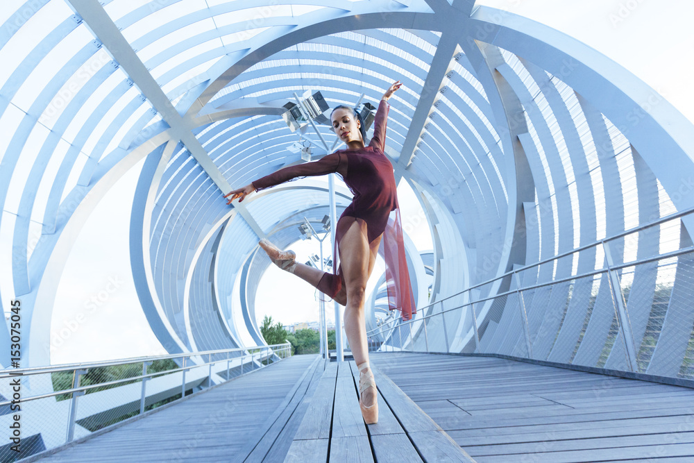 Obraz premium beautiful ballet pose of a woman dancer with an incredible perspective
