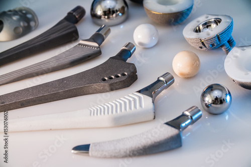 Fotografía close up of lots of parts for transplantation of the joints of the feet lie