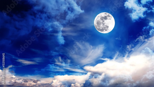 Wunderschöner blauer Himmel mit Wolken und Mond