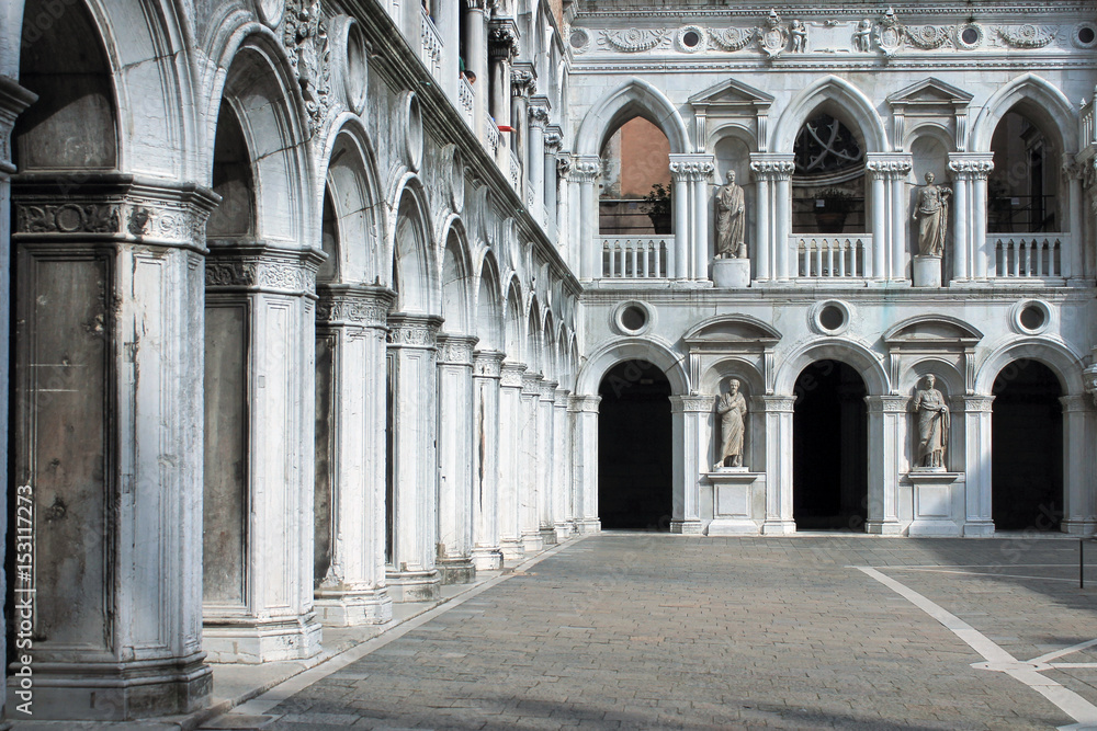 Portico colonnato ducale interno