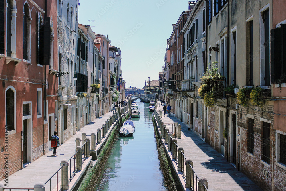 Canale veneziano di giorno 2