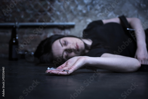 Canvastavla Prostrate junky lying on the ground