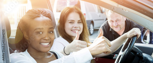 banner Fahrschülerinnen im Auto motivieren mit Flares photo