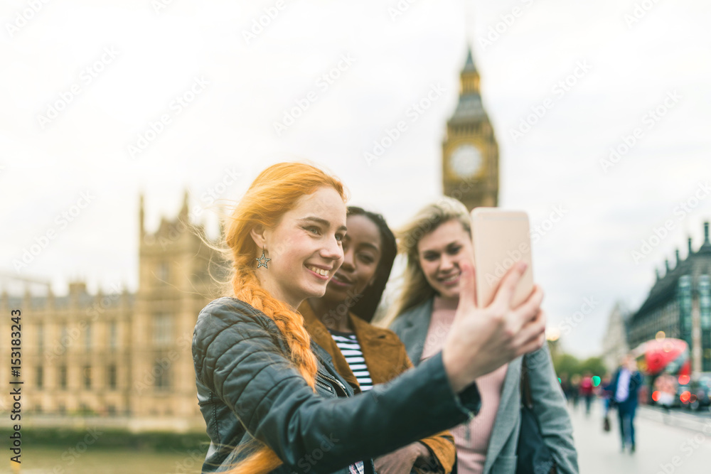 Fototapeta premium Girls taking a selfie with Big Ben in London