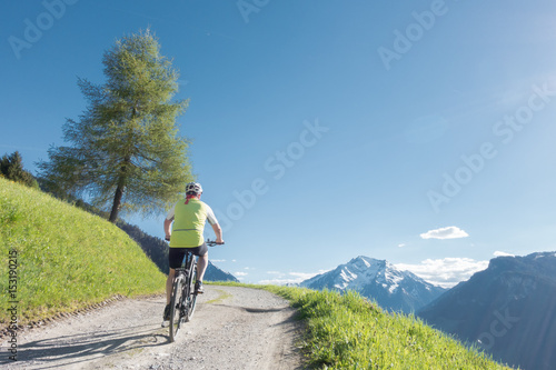 Mountainbiker auf einer Bergstraße in den österreichischen Bergen