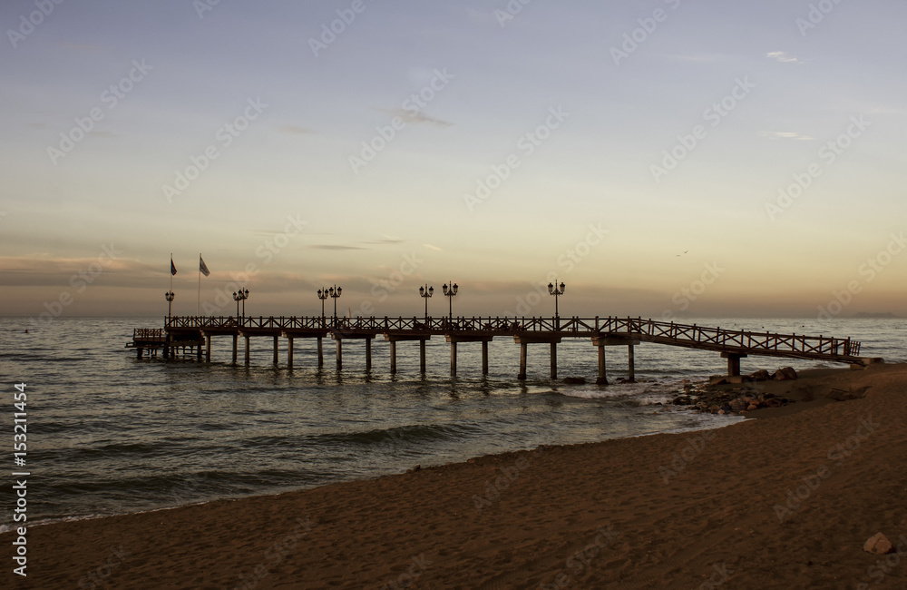 Obraz premium hermoso amanecer en la costa de Marbella, Andalucía