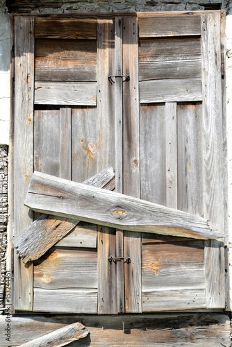 Obraz na płótnie Window of an old wooden abandoned house demolishing in the wilderness w salonie
