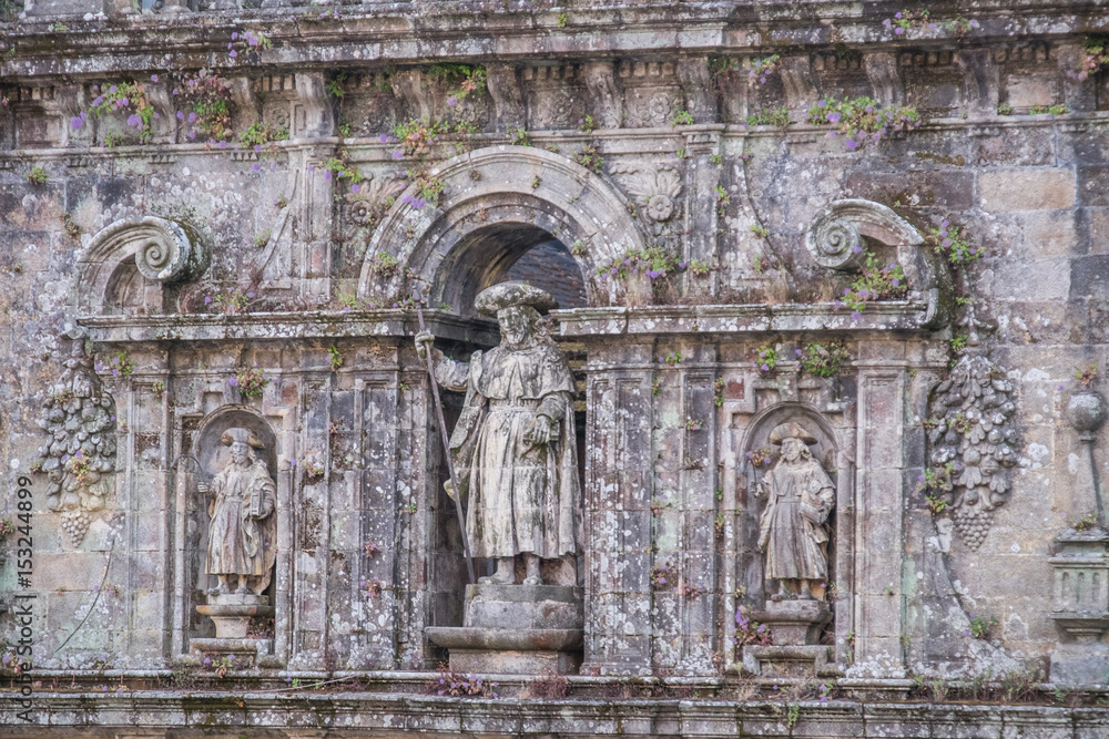 Obraz premium Spain, Santiago. Statuary near Place Literarios.
