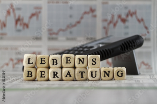 Lebensberatung mit Buchstabenwürfeln auf eine Zeitung gebaut photo