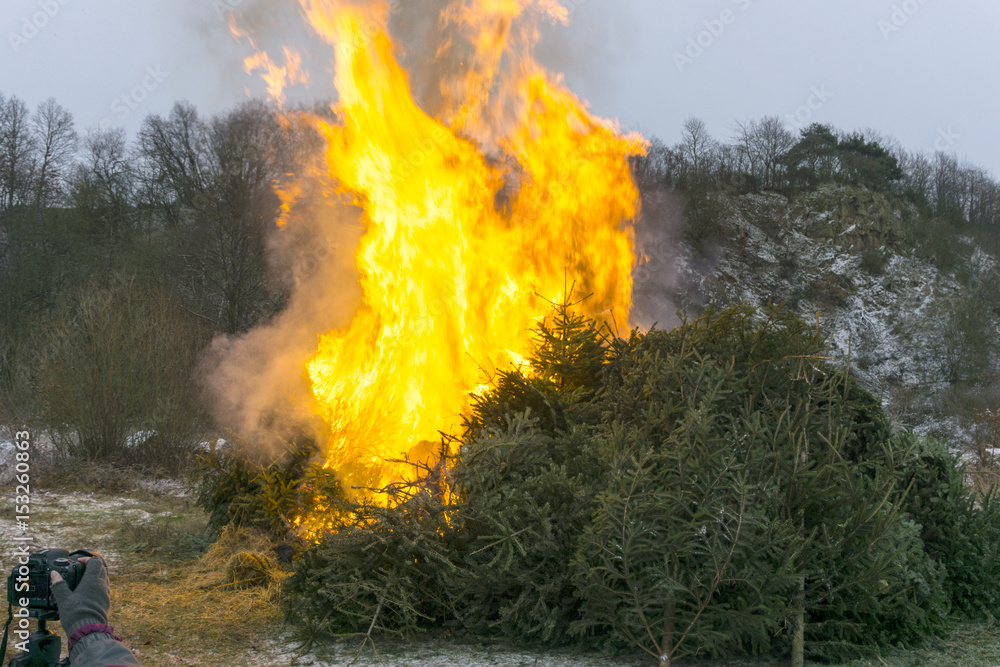 Weihnachtsbaumverbrennen wird fotografiert Weihnachtsbaumverbrennen wird fotografiert