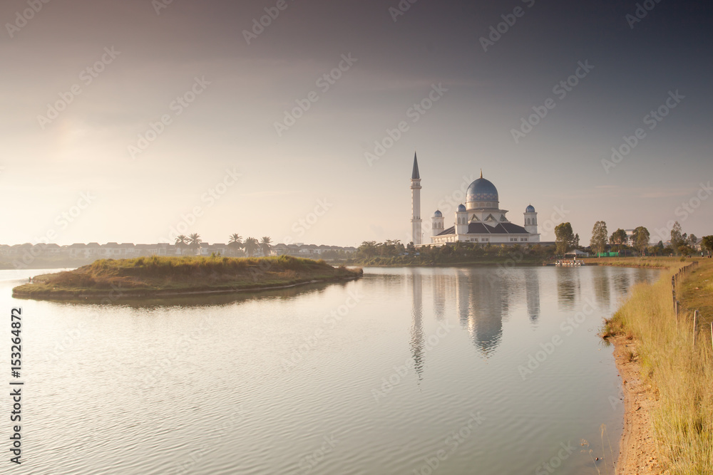Naklejka premium Sunrise View of Beautiful Mosque with Reflection