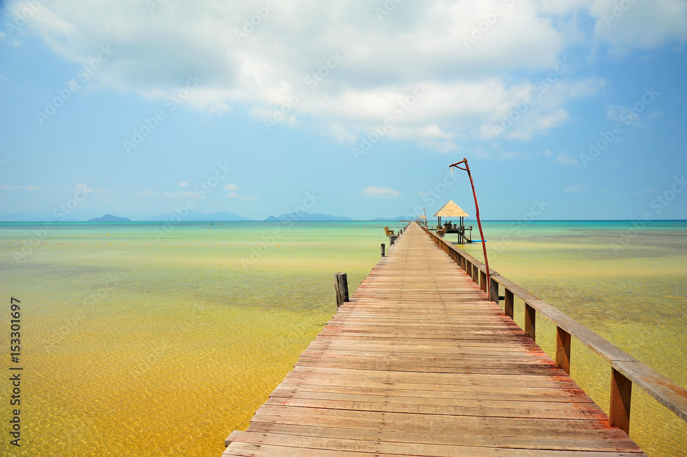 Obraz premium Wooden Piers on Tropical Islands 