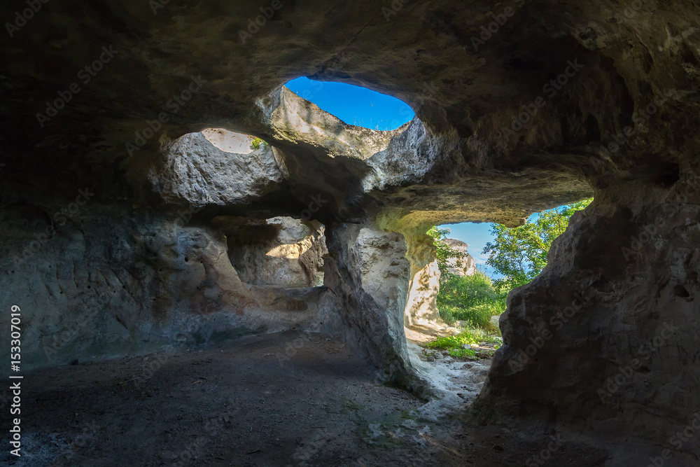 Obraz premium Historical ruins of housing in Cave city Bakla in Bakhchysarai Raion, Crimea.
