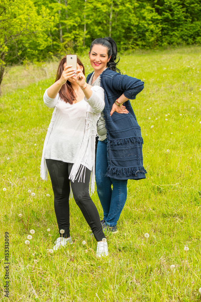 Fototapeta premium Friends women making selfie