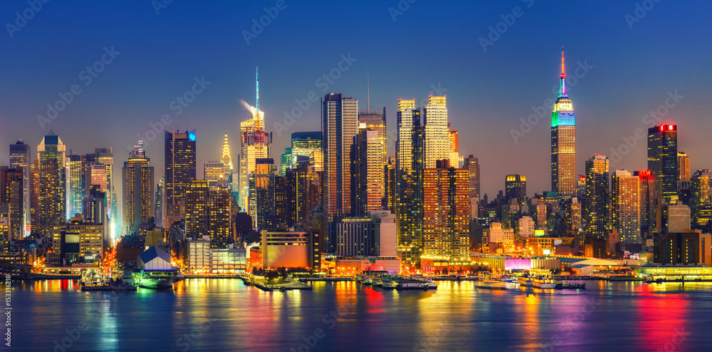 Fototapeta premium Zobacz na Manhattanie w nocy, Nowy Jork, USA