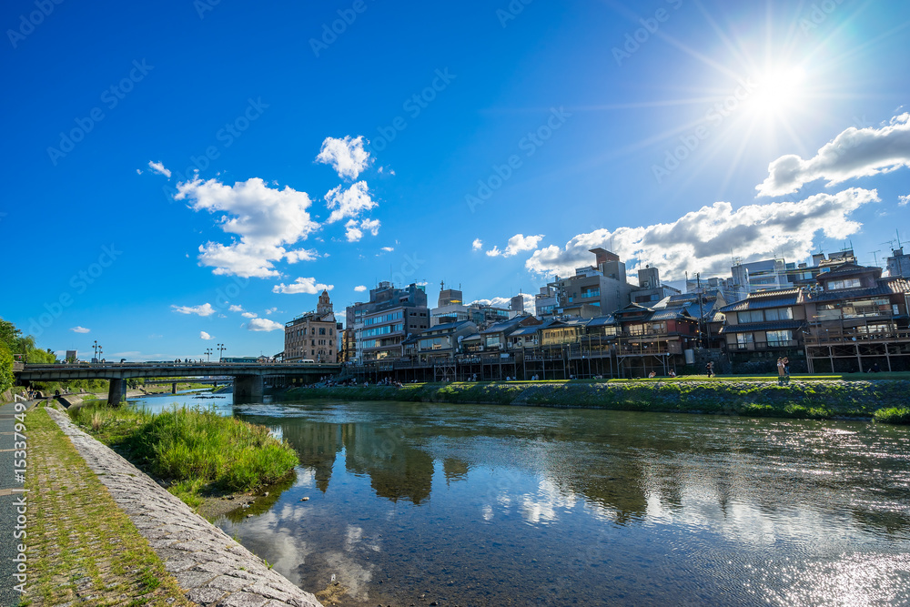 Fototapeta premium Letnia podłoga Kyoto Kamogawa
