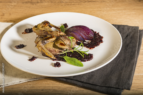 piccione arrosto con composta di radicchio e cipolla rossa da sopra.jpg