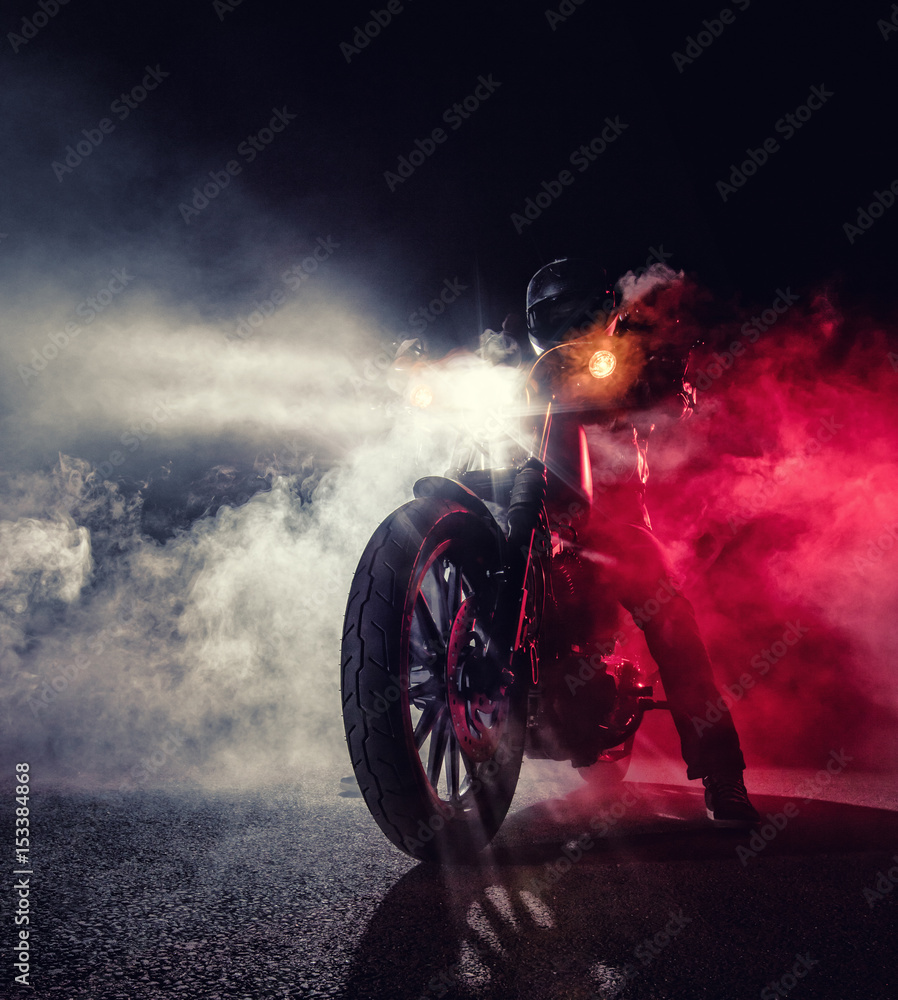 Fototapeta Siekacz motocykli o dużej mocy z człowiekiem w nocy