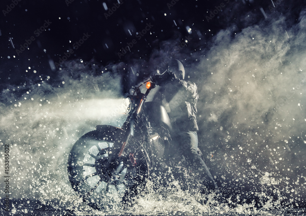 Fototapeta premium Siekacz motocyklowy dużej mocy z jeźdźcem człowieka w nocy