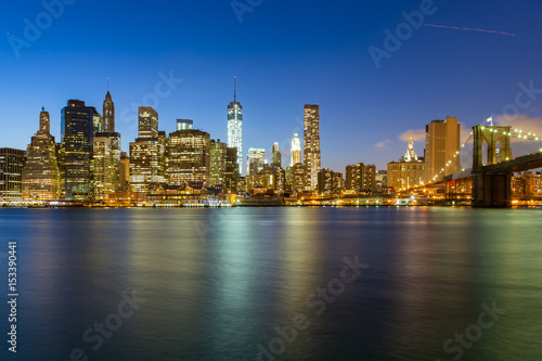 Fototapeta Naklejka Na Ścianę i Meble -  Panorama of Brooklyn Bridge and Lower Manhattan by night