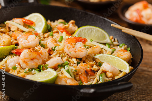 Fried rice with shrimp in Thai.