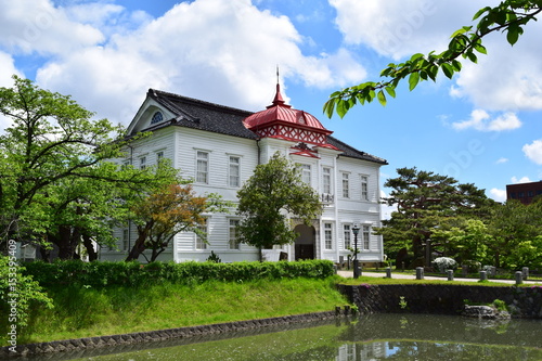 大宝館（山形県鶴岡市）／ 大宝館は、大正天皇の即位を記念して、大正４年(1915)に建てられた、赤いドームと白壁が特徴の、完成度の高い擬洋風建築です。開館当初は、物産陳列場、戦後は市立図書館として利用されていました。現在は、明治の文豪・高山樗牛や、日本のダ・ヴィンチといわれた松森胤保、昭和初期の日本の代表作家・横光利一など、鶴岡が生んだ先人たちの偉業を讃える資料を展示しています。 photo