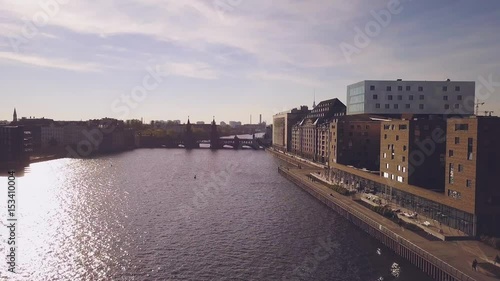 Stadtansicht von Berlin als Luftbild über der Spree in Friedrichshain