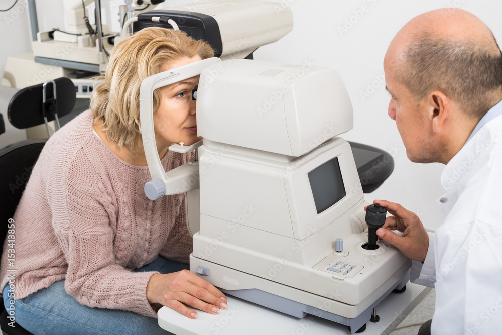 Obraz premium Checking eyesight in clinic.