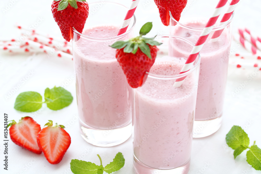 Delicious strawberry smoothie with fresh strawberry in a glass.Selective focus. いちごのスムージー Delicious strawberry smoothie with fresh strawberry in a glass.Selective focus. いちごのスムージー