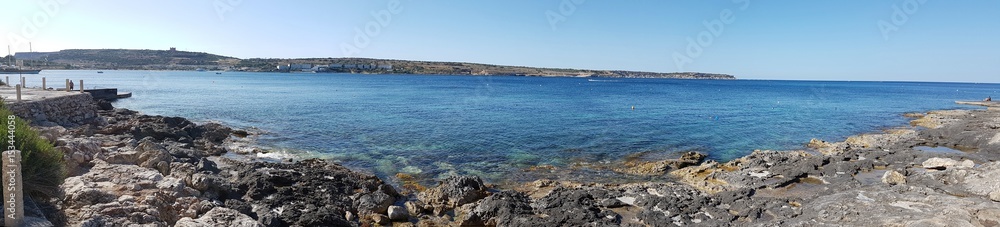 Skalisty brzeg morza śródziemnego na Malcie - obrazy, fototapety, plakaty 