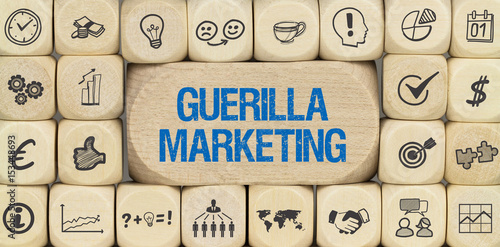 Schilderij op canvas Guerilla Marketing / Würfel mit Symbole