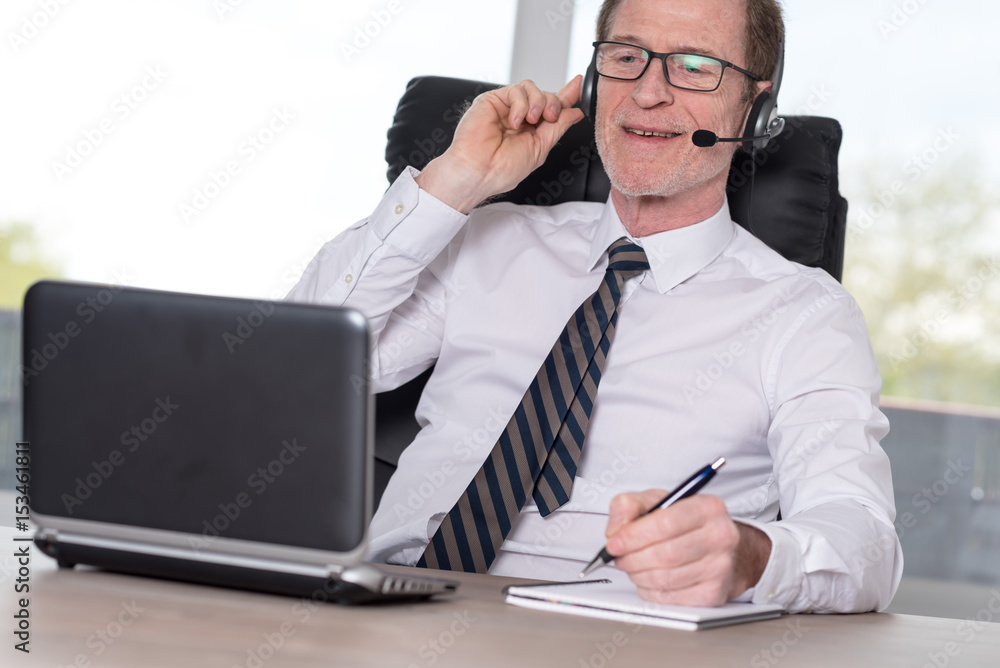 Support phone operator in headset Support phone operator in headset