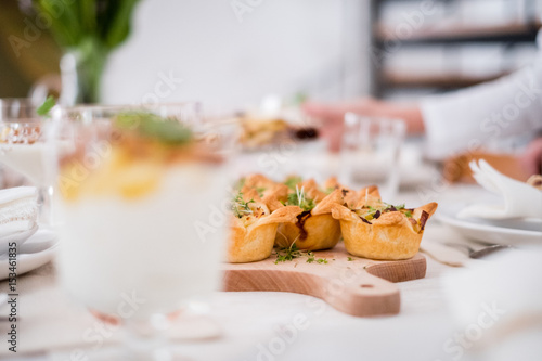Healthy tarts with onions and cream cheese