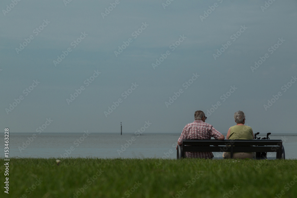 Ehepaar geniest die Ruhe an der Nordsee