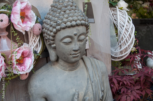 détail bouddha en décoration chez un fleuriste dans la rue  photo