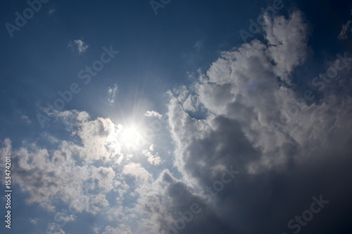 輝く太陽と青空「空想・雲のモンスターたち（白雲のモンスターのかげで涼む黒いモンスター）」紫外線、熱中症、夏バテ対策、日陰、涼む、未来、などのイメージ。右下などに文字スペース © Ryuji