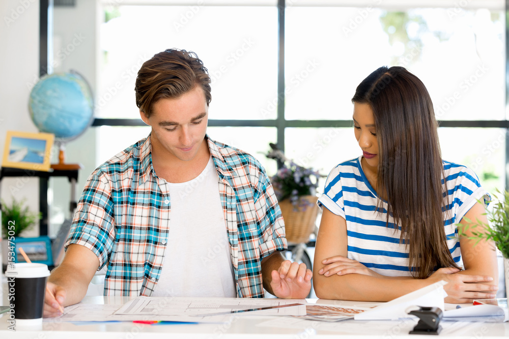 Obraz premium Two office workers at the desk