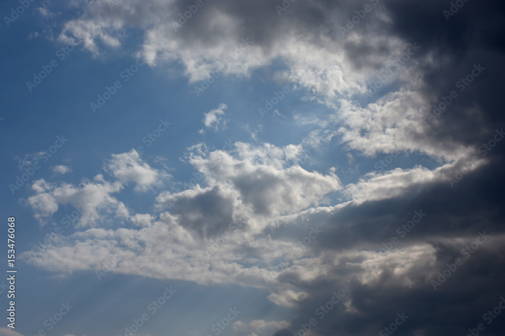 青空と雲「空想・雲のモンスター（左側の細い雲の上を歩いているような犬のイメージなど）」自由、遊ぶ、微笑ましい、楽しいなどイメージ。黒い雲などに文字入れスペース