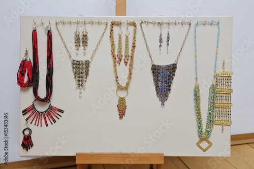 bijoux colliers artisanaux, pendentifs avec perles  photo
