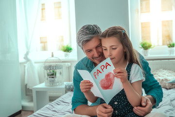 tochter schenkt vater selbstgebastelte karte zum vatertag